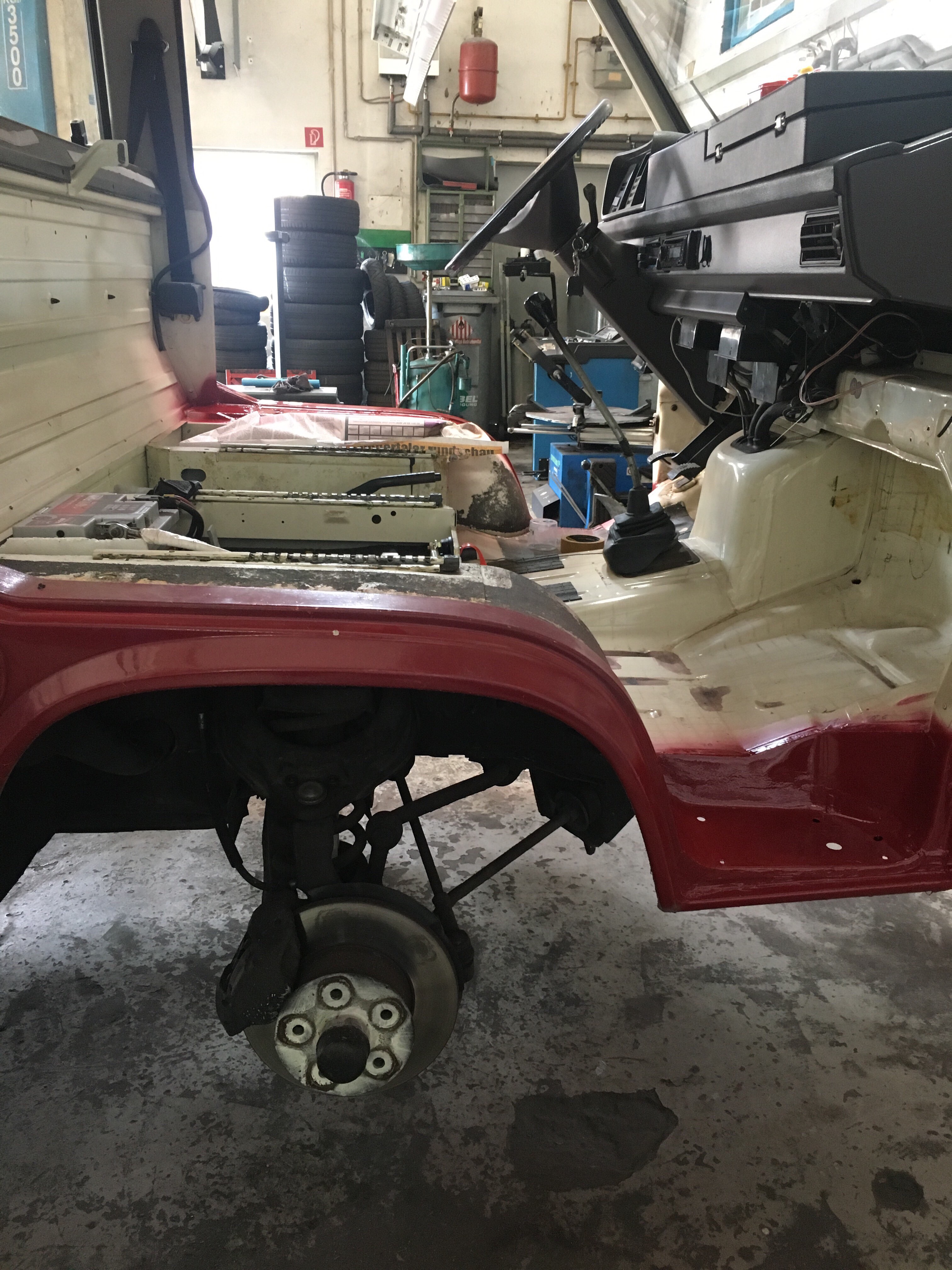 Durchsicht von der Beifahrerseite auf die Fahrerseite ohen Türe